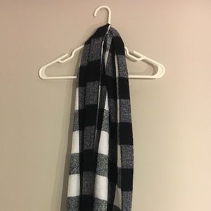 Unisex black and white plaid scarf